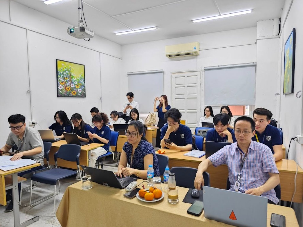 TS. Nghiêm Xuân Hòa cùng sinh viên trong giờ học và nghiên cứu khoa học